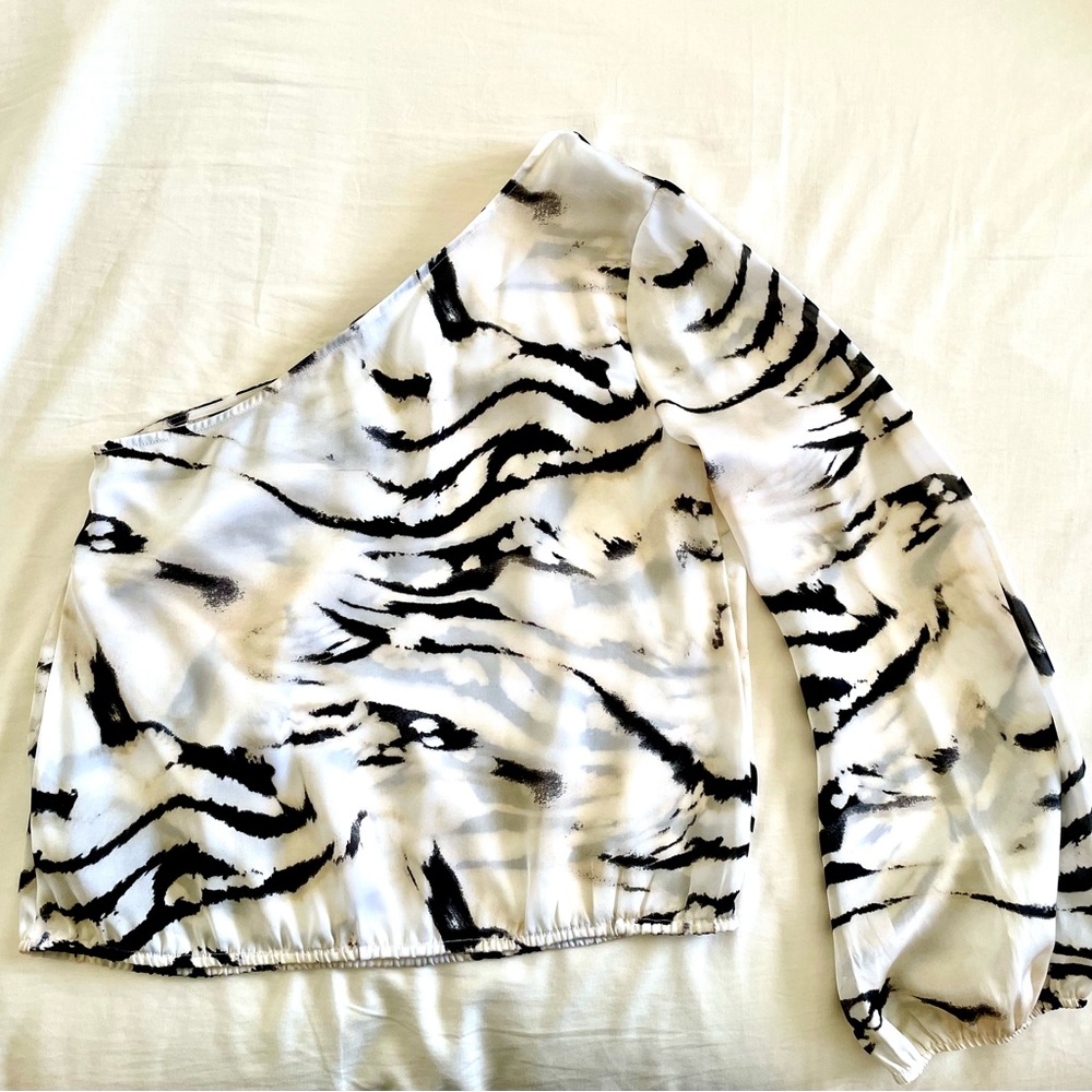 Bebe one sholder top